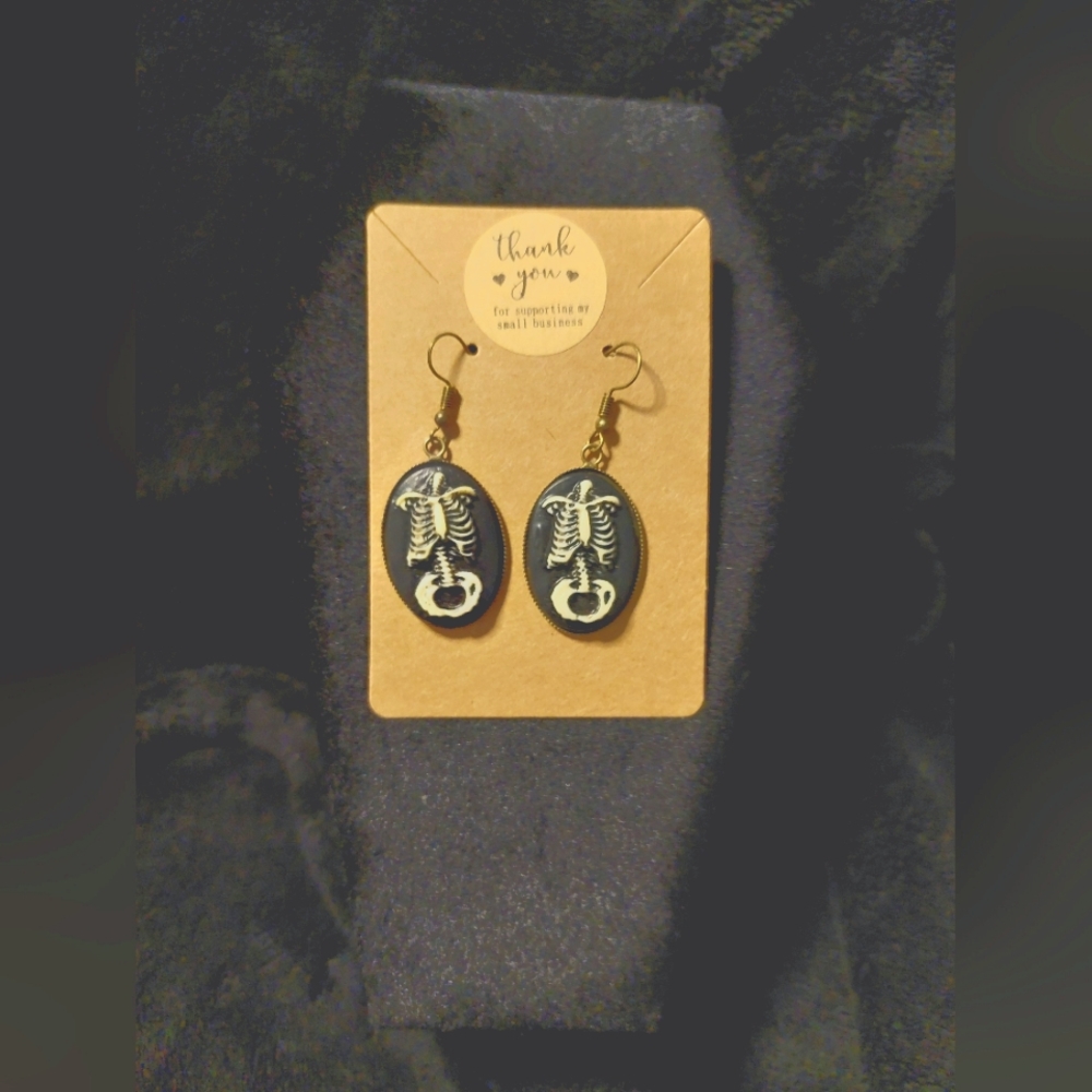 Handcrafted midsection bone earrings - Picture 4 of 4